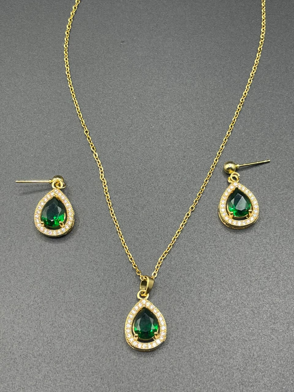 Earings  and neck chain
