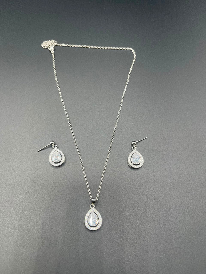 Earings  and neck chain