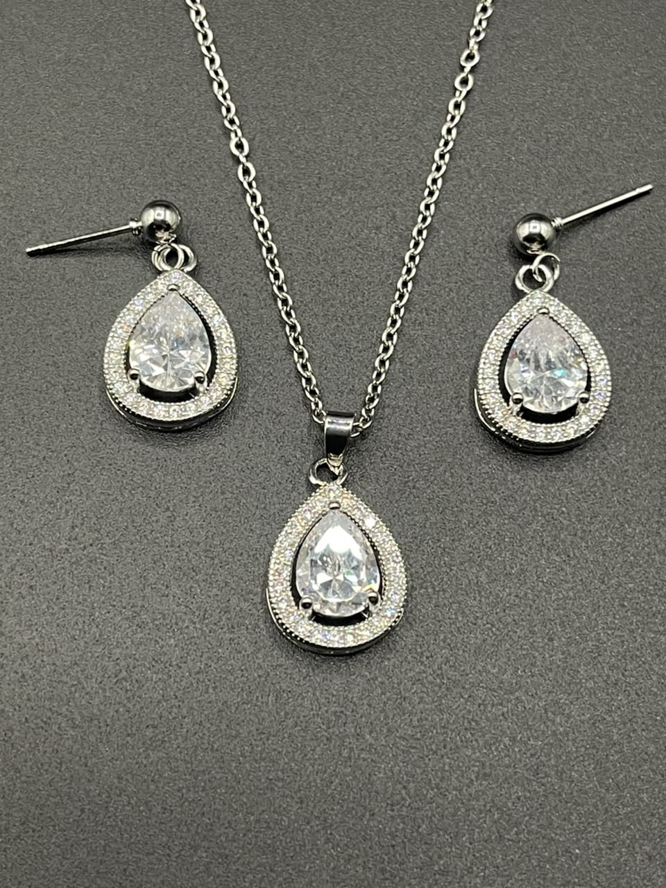 Earings  and neck chain